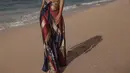 Set bra dan celana bermotif dengan bahan silk ini membuat penampilan Ariel terlihat semakin stunning. (Instagram/arieltatum/anaditya_).