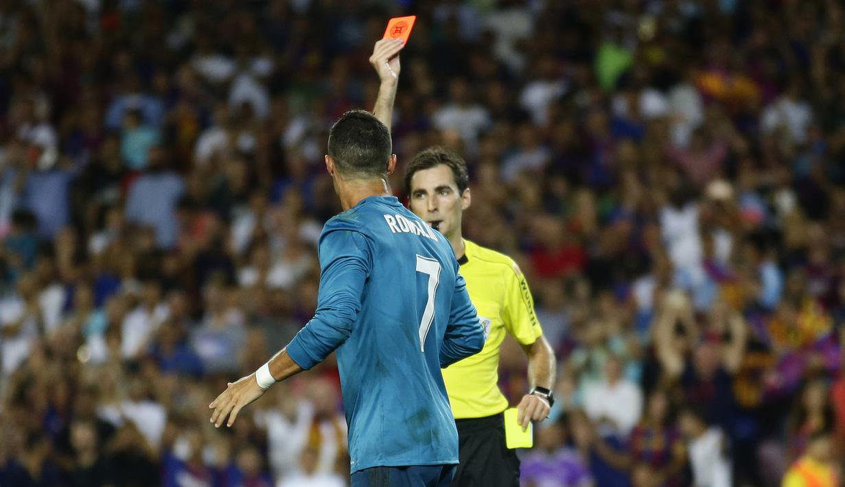 Wasit Ricardo de Burgos memberikan kartu merah kepada Cristiano Ronaldo saat melawan Barcelona  pada laga Supercup Spanyol di Camp Nou stadium, Barcelona, (13/8/2017). Real Madrid menang 3-1. (AP/Manu Fernandez)