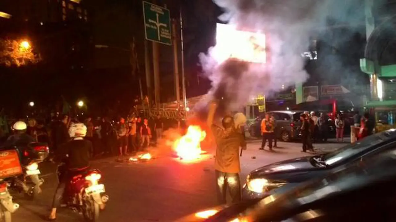 Tolak Kenaikam Harga BBM, Mahasiswa HMI Blokir Jalan di Cikini