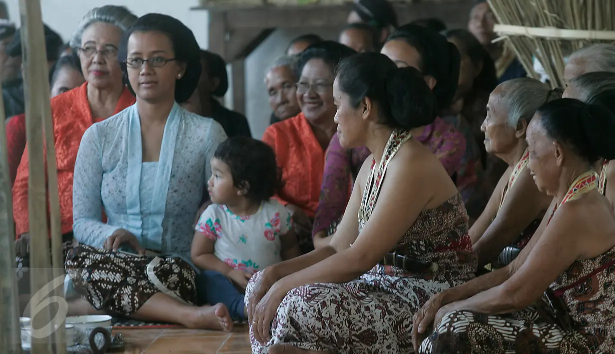 Putri Sultan HB X GKR Pembayun (kebaya biru) mengikuti prosesi numplak wajik di keraton Kesultanan Yogyakarta, (4/7).Numplak wajik di selenggrakan untuk memulai proses pembuatan Gunungan yang akan di perebutkan pada hari raya idul fitri.(Boy Harjanto)