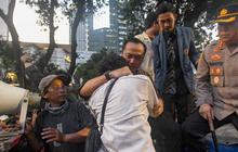 FOTO: Mensesneg Nangis dan Peluk Mahasiswa Aksi Indonesia Gelap di Patung Kuda