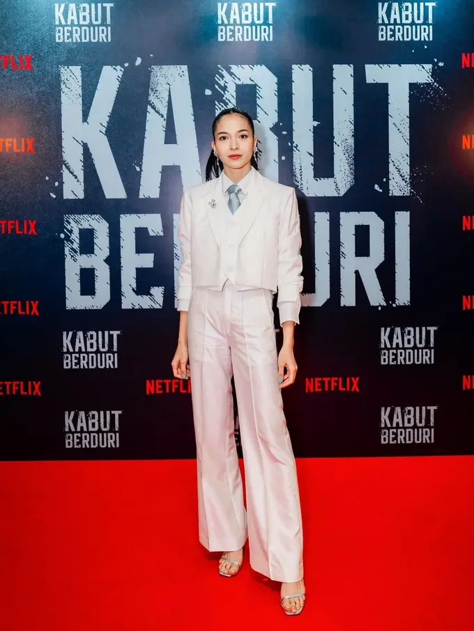 6 Gaya Semi Maskulin Putri Marino Pakai Jas Berdasi di Premiere Film Terbaru