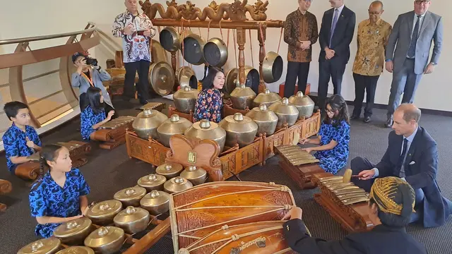 Pangeran Edward saat mengunjungi British School Jakarta dan bermain gamelan. (Dok British Embassy Jakarta)