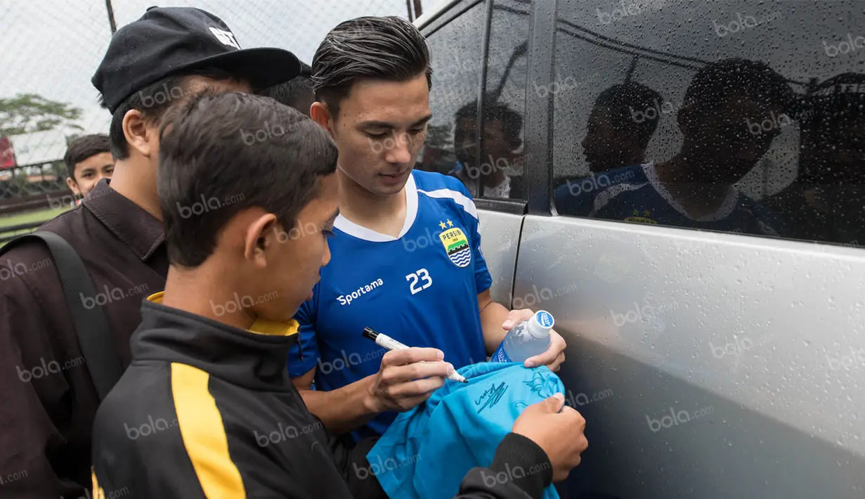 Meski mendapatkan kritik dari Bobotoh, Kim Jeffrey Kurniawan tetap bersikap ramah dengan para suporter. (Bola.com/Vitalis Yogi Trisna)