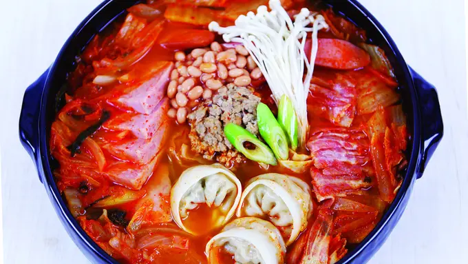 Ilustrasi Budae jjigae