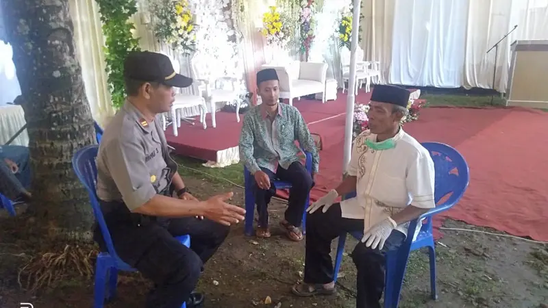 Keluarga Imam Shahroni yang akan menggelar resepsi pernikahan pada Sabtu, 28 Maret 2020 pun menunda prosesi sakral tersebuT. (Foto: Liputan6.com/Polres Kebumen/Galoeh Widura)