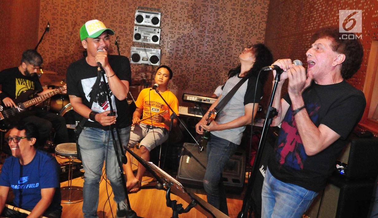Ahmad Albar dan musisi lainnya seperti Iis 'Rodinda' (vokal), Marcell Siahaan (drum), dan Utox (gitar) saat latihan singel berjudul "Indonesia Bersatu" di Nu Straight Studio Cipete, Jakarta, Selasa (14/11).  (Liputan6.com/Helmi Afandi)