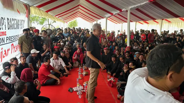 Calon presiden (capres) nomor urut tiga, Ganjar Pranowo menemui para petani di Saung Petani, Persawahan Bangodua Tukdana, Indramayu (Liputan6.com/Nanda Perdana Putra)