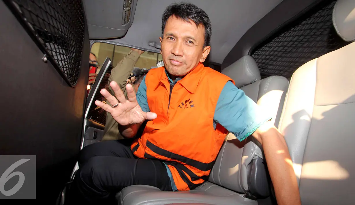 Gubernur Sumut Gatot Pujo Nugroho usai diperiksa KPK, Jakarta, Rabu (5/8/2105). Gatot dan Evy menjalani pemeriksaan perdana usai menjadi tahanan KPK sebagai saksi untuk tersangka OC Kaligis dalam kasus suap hakim PTUN Medan. (Liputan6.com/Helmi Afandi)