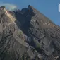 Aktivitas gunung merapi terlihat dari Lapangan Stiper, Glagaharjo, Cangkringan, Sleman, Kamis (19/11/2020). Balai Penyelidikan dan Pengembangan Tekonologi Kebencanaan Geologi (BPPTKG) Yogyakarta pada 5 November lalu menaikkan status Gunung Merapi menjadi siaga level III. (Liputan6.com/Johan Tallo)