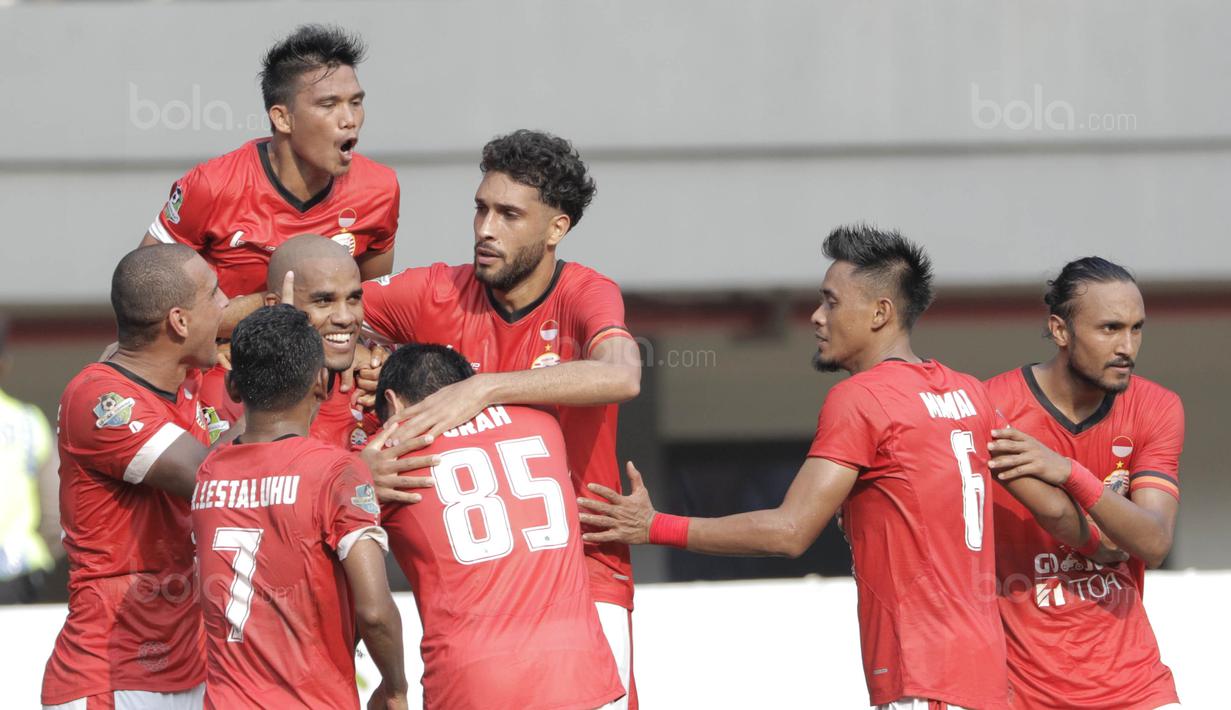 Striker Baru Persija, Reinaldo, melakukan selebrasi usai mencetak gol ke gawang Persiba pada laga Liga 1 di Stadion Patriot, Bekasi, Jumat  (12/8/2017). Persija menang 2-0 atas Persiba. (Bola.com/M Iqbal Ichsan)