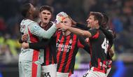 Skuad AC Milan memeluk Mike Maignan usai laga lawan Inter Milan di pekan ke-12 Serie A 2025/2026 di Giuseppe Meazza, Senin (24/11/2025) (AP Photo/Antonio Calanni)