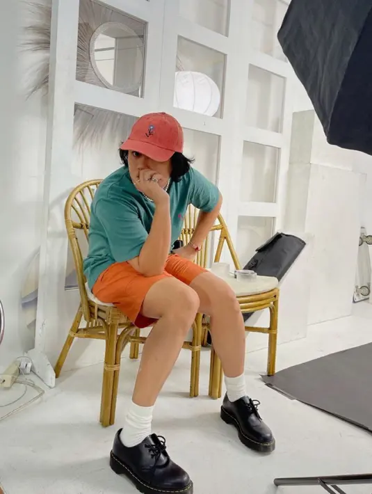 Selain sepatu, nampaknya gangga pun memiliki koleksi berupa topi di dalam lemarinya. Pasalnya, ia memiliki topi dengan beragam warna. (Liputan6.com/IG/ganggaksm)