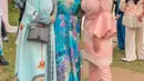 Lewat unggahan foto di akun Instagram Ashanty, terlihat ketiga mama berkumpul di acara gender reveal Aurel. Ashanty sendiri mengenakan busana berwarna merah muda. Ini merupakan busana seragam dari pihak keluarga Aurel Hermansyah. Foto: Instagram.