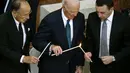 Para pelayat yang hadir mengenakan pakaian berwarna hitam dan memegang lilin panjang, Georgia, Minggu (13/7/14). (REUTERS/David Mdzinarishvili)