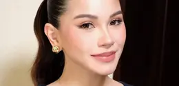 Dalam potret terbaru yang dibagikan makeup artist-nya, istri Al Ghazali itu tampil begitu fresh dengan riasan soft glam yang menonjolkan pregnancy glow alami di wajahnya. Kulitnya tampak sehat, bercahaya, dan flawless tanpa terlihat berlebihan. [@louisedaniellaa].