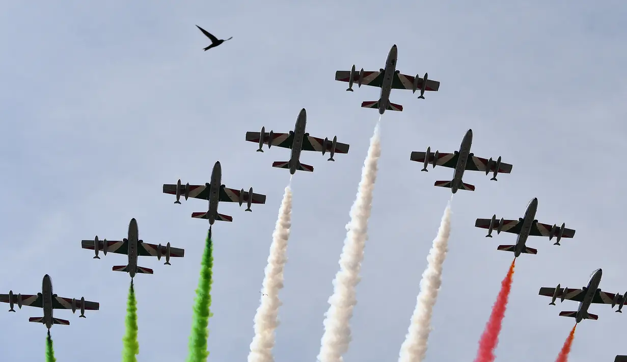Formasi unit aerobatik Angkatan Udara Italia Frecce Tricolori yang membentuk bendera negara Italia menghiasi kota Roma, Italia (2/6). Atraksi ini digelar untuk perayaan Hari Republik Italia. (AFP Photo/Marie Laure Messana)