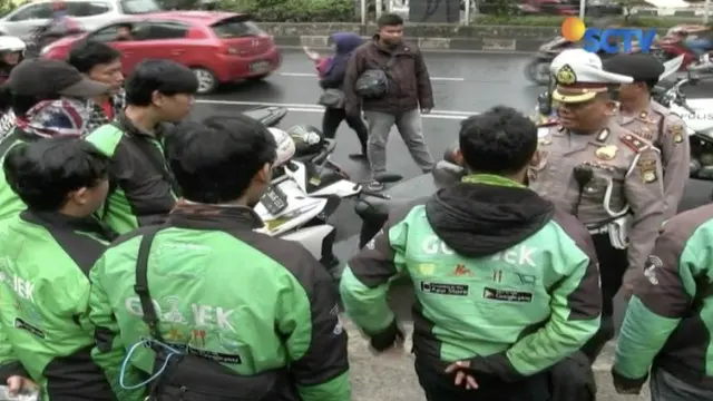 Uji coba larangan ojek online mangkal di ruas jalan utama di Depok mulai diberlakukan. 
