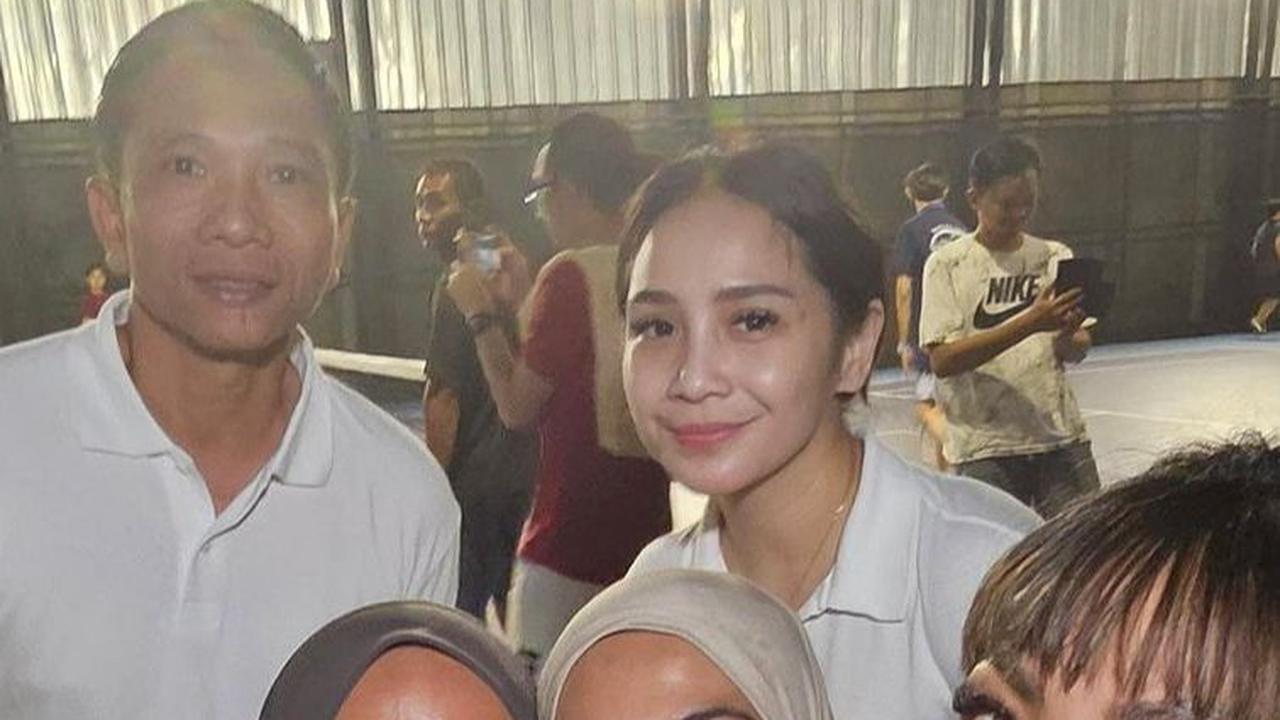 Tak hanya sekedar main tenis, turnamen Andara Cup dihiasi dengan foto bersama hingga makan bersama. Nagita menghadirkan stall-stall makanan yang menjadi bisnis keluarganya.