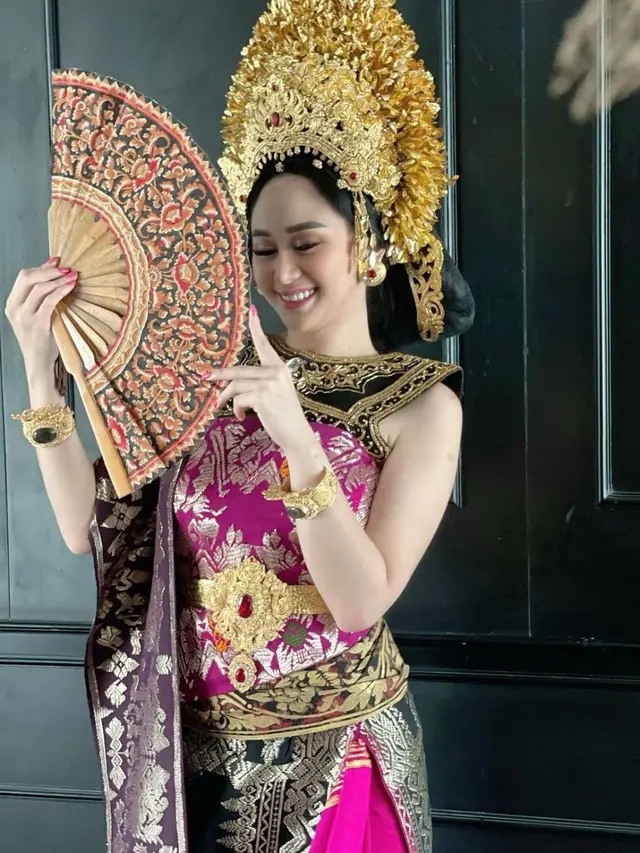 Bikin Pangling, Ini 6 Potret Denise Chariesta Pakai Baju Adat Bali