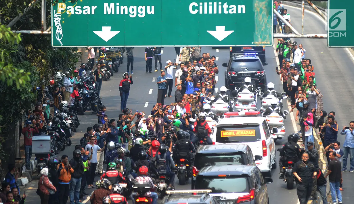 Warga memberikan penghormatan terkahir kepada almarhum Presiden ke-3 RI, BJ Habibie saat iring-iringan mobil jenazah melintasi Jalan Gatot Subroto menuju TMP Kalibata, Jakarta, Kamis (12/9/2019). BJ Habibie meninggal pada Rabu (11/9/2019) usai menjalani perawatan di RSPAD. (merdeka.com/Arie Basuki)