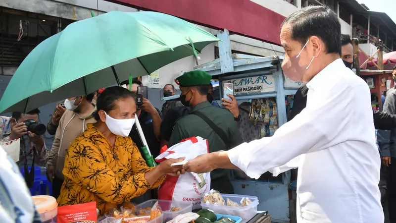 Presiden Joko Widodo atau Jokowi dan Ibu Negara Iriana mengunjungi Pasar Peterongan, Kota Semarang, Provinsi Jawa Tengah, Selasa (5/7/2022).