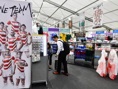 Seorang pria mencari aksesoris rugby di Rugby World Cup 2019 Megastore di distrik Shinjuku yang ramai di Tokyo (8/10/2019). Rugby World Cup diselenggarakan dari 20 September hingga 2 November 2019. (AFP Photo/Kazuhiro Nogi)