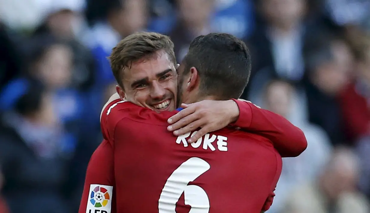 Antoine Griezmann merayakan golnya bersama  Koke saat timnya menang telak atas Espanyol di RCDE stadium, Barcelona (9/4/2016). (REUTERS/Albert Gea)