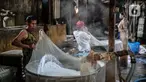 Pekerja beraktivitas di industri pembuatan tahu di Duren Tiga, Jakarta, Senin (3/8/2020). Pemerintah kembali meluncurkan program baru untuk membantu UMKM dalam melewati masa pandemi Covid-19, yaitu bantuan uang tunai dan kredit bunga rendah yang akan saling terintegrasi. (Liputan6.com/Faizal Fanani)