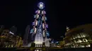 Kembang api meledak dari Burj Khalifa pada perayaan Tahun Baru di Dubai, Uni Emirat Arab, 31 Desember 2021. Burj Khalifa menyambut Tahun Baru 2022 dengan pesta kembang api yang menakjubkan. (STRINGER/AFP)