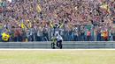 Pembalap tim Movistar Yamaha MotoGP Valentino Rossi merayakan kemenangannya setelah memenangkan Grand Prix di Sirkuit TT di Assen pada 27 Juni 2015. Rossi akan menyelesaikan musim 2021 dan kemudian mundur dari balapan yang membesarkan namanya. (AFP/Bas Czerwinski/ANP)
