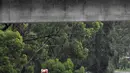 Warga menggunakan jembatan penyeberangan saat air banjir mencapai daerah pemukiman di pinggiran barat daya Sydney, Australia, Selasa (8/3/2022). Ribuan warga Sydney diminta untuk mengungsi dari daerah dataran rendah karena hujan lebat dan banjir bandang. (Muhammad FAROOQ/AFP)