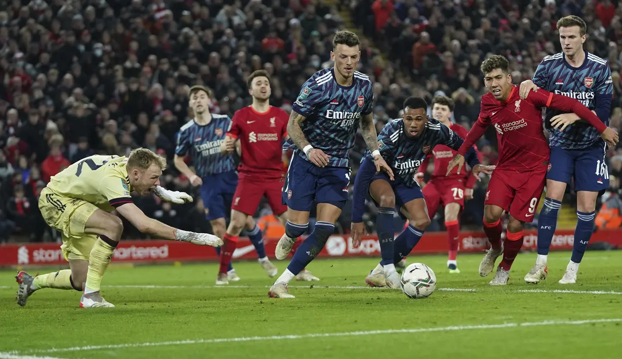 Kalah jumlah pemain membuat Arsenal menerapkan taktik bertahan lebih dalam untuk mengantisipasi serangan para pemain Liverpool. Taktik ini berhasil dan nyatanya memang makin menyulitkan Liverpool untuk menembus pertahanan Arsenal. (AP/Jon Super)
