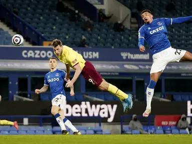 Pemain Burnley, Chris Wood, menyundul bola saat melawan Everton pada laga Liga Inggris di Stadion Goodison Park, Sabtu (13/3/2021). Burnley menang dengan skor 2-1. (AP Photo/Jon Super, Pool)