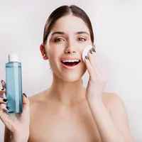 Seorang perempuan sedang membersihkan wajahnya menggunakan micellar water (Foto Dok: Freepik/lookstudio).