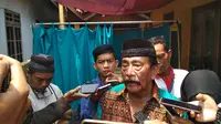 SM Kardila ayah Ipda Dodon sempat berbicara dengan sang anak saat dirawat di RS Mitra Plumbon Cirebon usai penembakan di Tol  Pejagan. (Liputan6.com / Panji Prayitno)