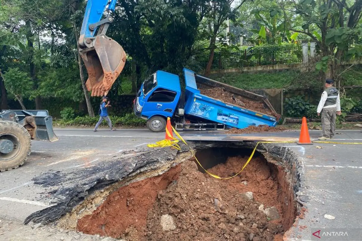 Truk Pemprov DKI Terperosok ke Jalan Ambles Lenteng Agung