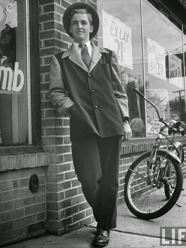 [Bintang] Tak Cuma Berpesta, Ini 12 Foto Aktivitas Para Cowok Amerika Tahun 1940-an