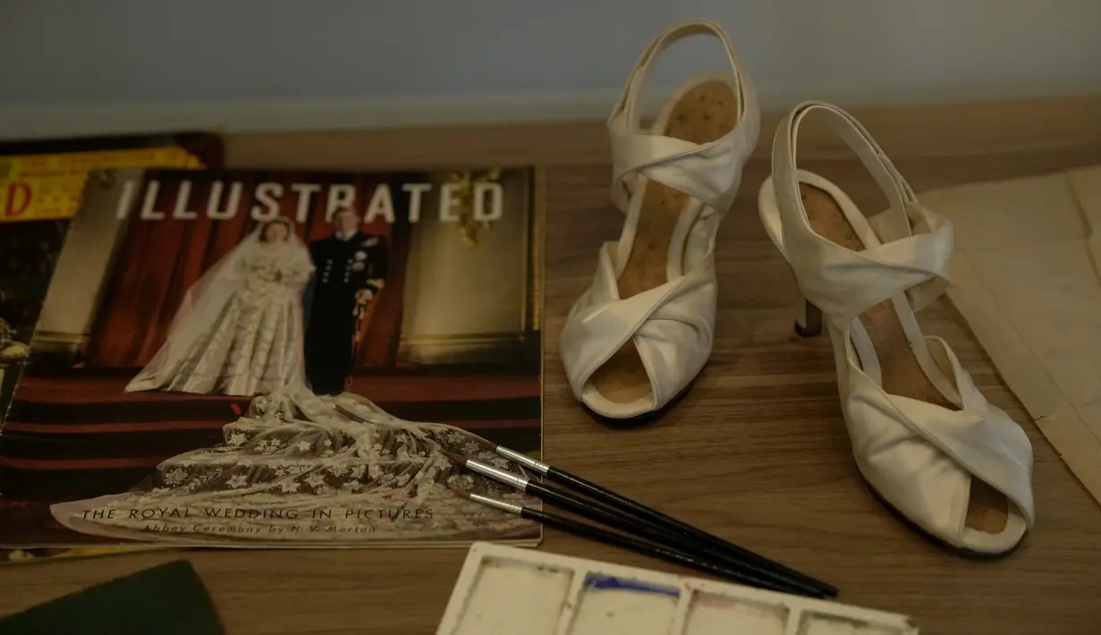 Sepatu prototipe yang dikenakan Ratu Elizabeth II pada pernikahannya ditampilkan selama pratinjau media untuk pameran "Royal Style in the Making" di Istana Kensington di London, Rabu (2/6/2021). Pameran berlangsung dari 3 Juni hingga 2 Januari 2022. (AP Photo/Matt Dunham)