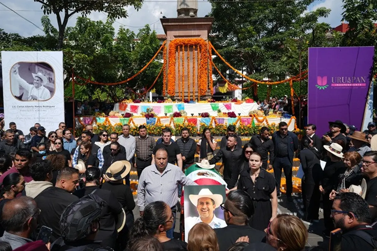 Orang-orang berkumpul pada Minggu (2/11/2025), untuk menghormati mendiang Wali Kota Carlos Alberto Manzo Rodriguez, yang ditembak saat perayaan Hari Arwah di Uruapan, Negara Bagian Michoacan, Meksiko.