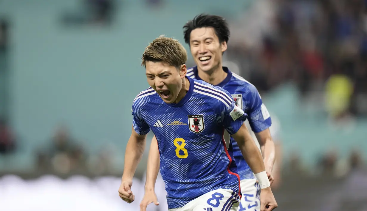 Penyerang Jepang, Ritsu Doan melakukan berselebrasi setelah mencatak gol ke gawang Jerman selama pertandingan grup E Piala Dunia 2022 Qatar di Stadion Internasional Khalifa di Doha, Qatar, Rabu (23/11/2022). Jepang menang tipis atas Jerman dengan skor 2-1. (AP Photo/Luca Bruno)