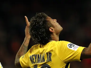 Pemain PSG, Neymar merayakan golnya ke gawang Guingamp pada laga perdana Ligue 1 Prancis di Roudourou stadium, Guingamp, (13/8/2017). PSG menang 3-0. (AP/Kamil Zihnioglu)