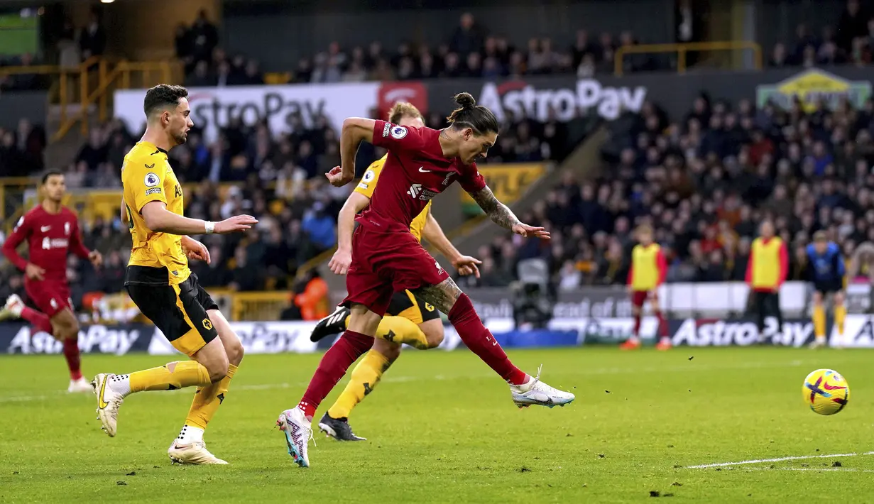 Pemain Liverpool, Darwin Nunez berusaha mencetak gol ke gawang Wolverhampton pada laga pekan ke-22 Liga Inggris 2022/2023 di Molineux Stadium, Sabtu (04/02/2023). Liverpool kalah dengan skor 0-3 dari Wolves. (AP via PA/Tim Goode)
