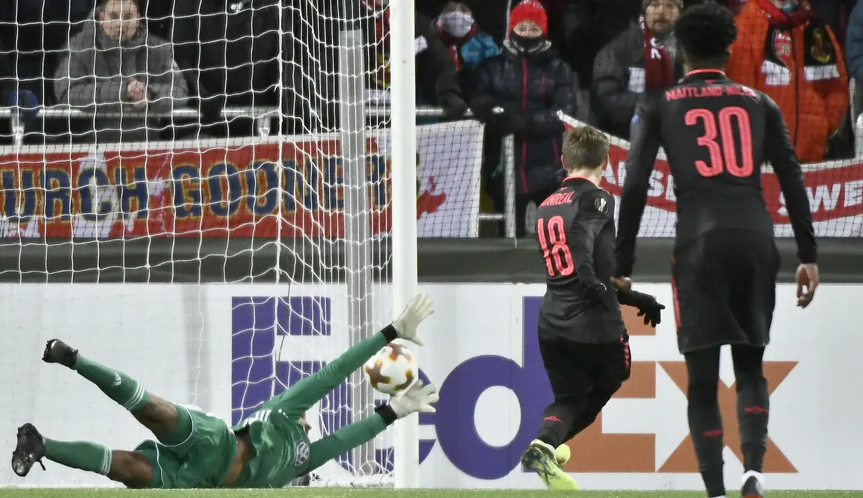 Sepakan pemain Arsenal, Nacho Monreal berbuah gol saat kiper Ostersund, Aly Keital gagal menjangkaunya pada babak 32 besar Liga Europa di Jamtkraft Arena, Ostersund, Swedia (15/2/2018). Arsenal menang 3-0. (Robert Henriksson/TT News Agency via AP)