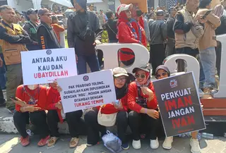 Massa RT-RW demo tuntut pemakzulan wali kota Sukabumi. (Liputan6.com/Fira Syahrin)