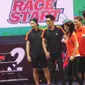 Tak hanya menghibur dengan suara saja, tim Running Man ini juga melakukan permainan yang seru bersama penggemar.
