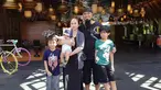 Komedian ternama Peppy ternyata sudah menikah dan memiliki 3 orang anak. Sosok sang istri, Julia Hermawan memang jarang tersorot oleh media. (Liputan6.com/IG/@julia_peppy)