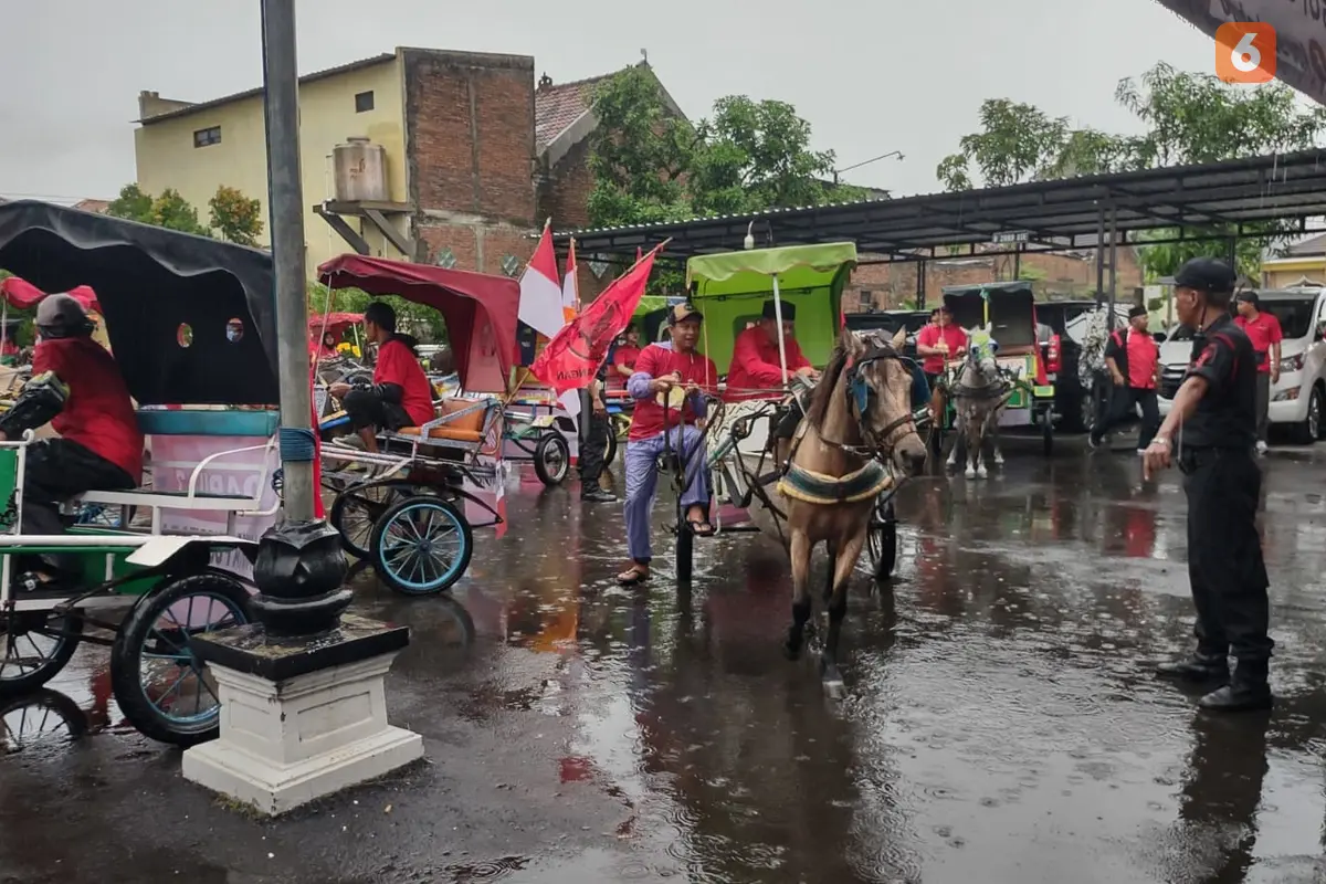 Diiringi deras Hujan, Bacaleg PDIP Daftar ke KPU Naik Bendi