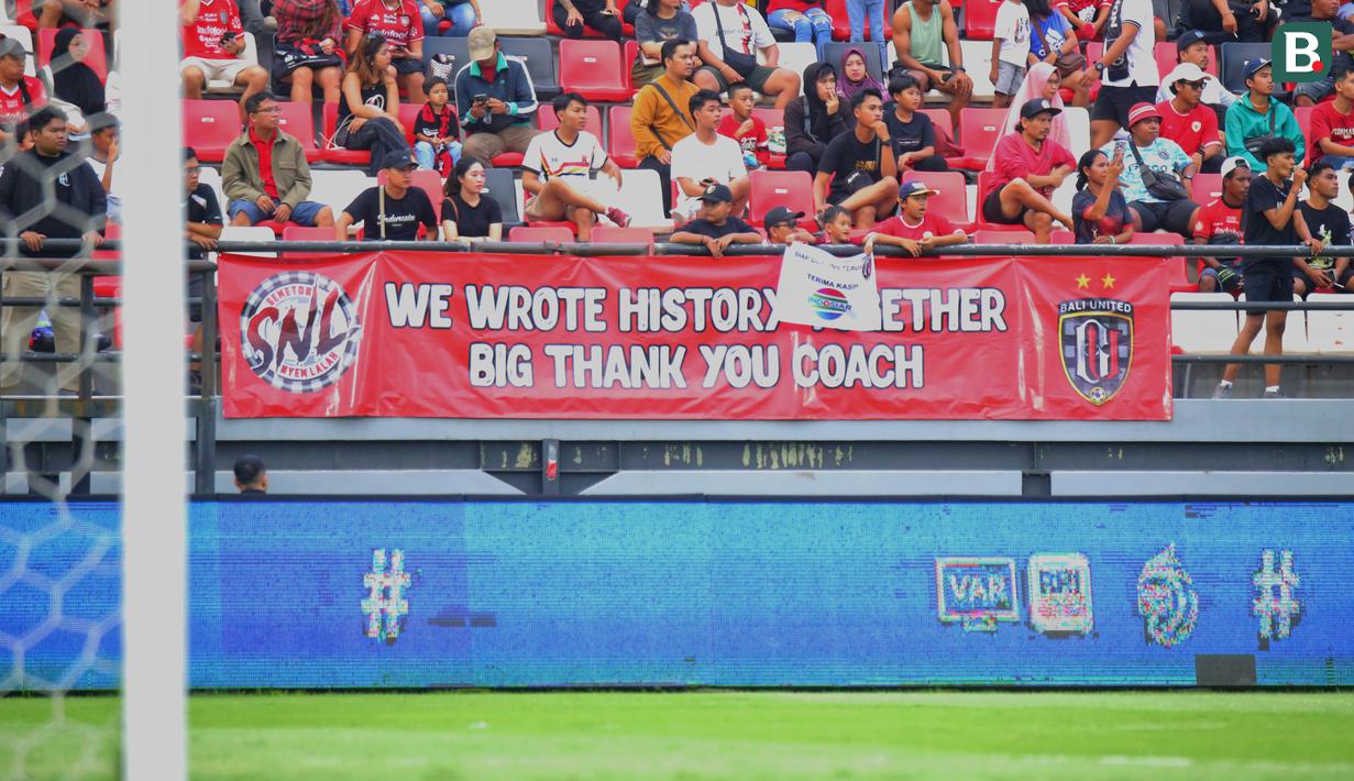 Suporter membentang spanduk bertuliskan "We Wrote History Together, Thank You Coach" sebagai ucapan terima kasih kepada Teco di laga menghadapi Madura United. (Bola.com/Alit Binawan)