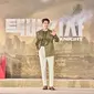 Kim Woo Bin dalam konferensi pers drakor Black Knight. (Netflix)